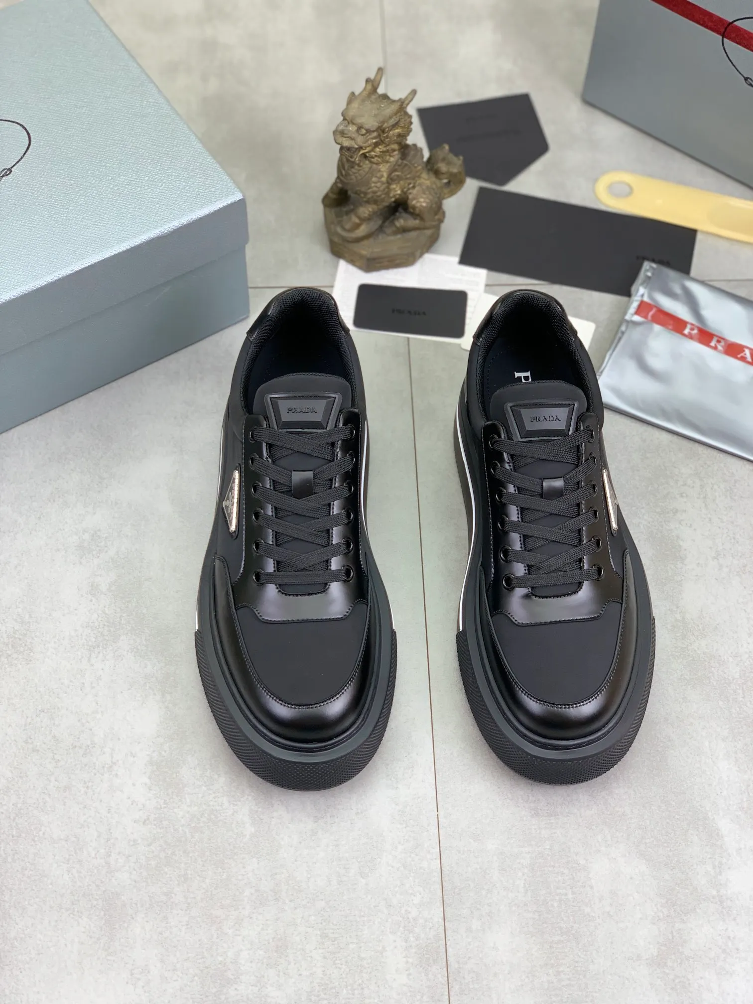 Men's shoes 💰P580 new (higher version) new models are available at PRADA counters simultaneously, new men's shoes, 😘 fabrics are selected from original calfskin. First layer of imported silk cowhide lining. The original version is awesome! 👍🏿Original open-molded non-slip PU outsole, with exquisite lines, simple and elegant, super comfortable and classy on foot, suitable for leisure travel. Code number: 38 to 44 (45 customized) 4️⃣ colors available